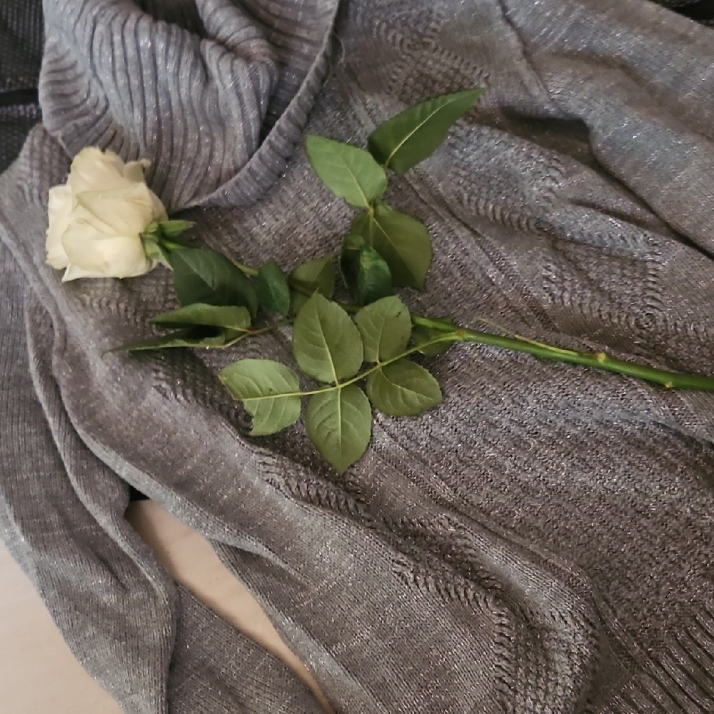 Chic Gray Metallic Knit Sweater